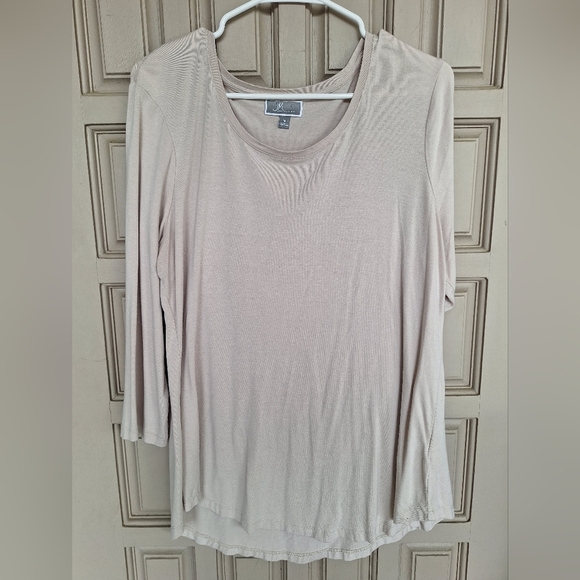 JM Collection Flowy Long Sleeve Tee SzM Cream Hip Length Round Neck Soft Knit - Picture 1 of 6
